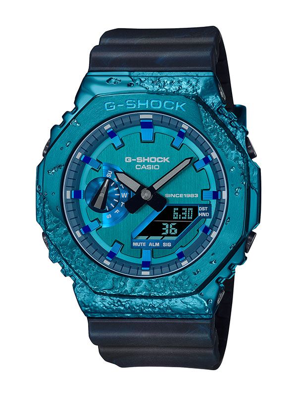 G-shock ručni sat plave boje sa osmougaonim metalnim okvirom kućišta sa teget narukvicom.