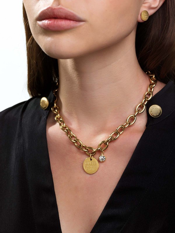 Ogrlica od čelika u boji žutog zlata sa priveskom: disk sa ugraviranim logotipom GUESS i visećim Swarovski® kristalom
