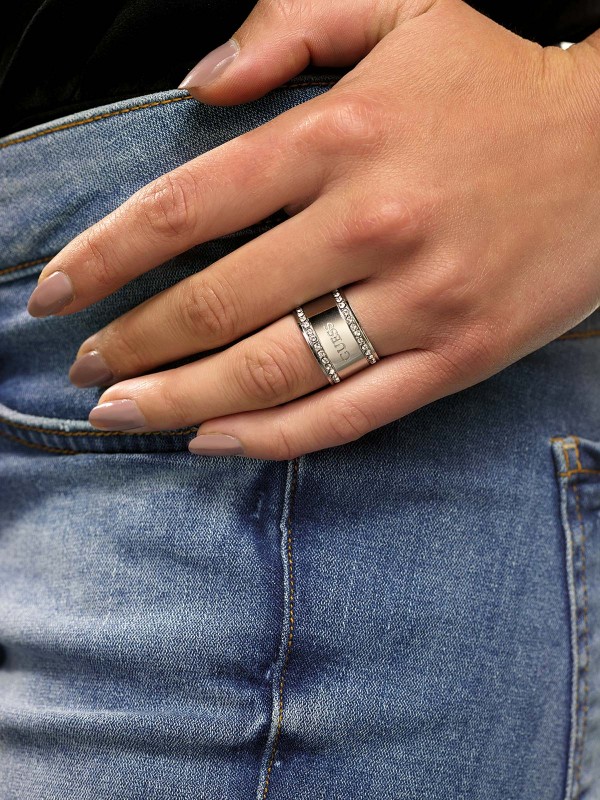 Široki prsten od čelika u boji srebra uokviren Swarovski® kristalima i ugraviranim logotipom GUESS