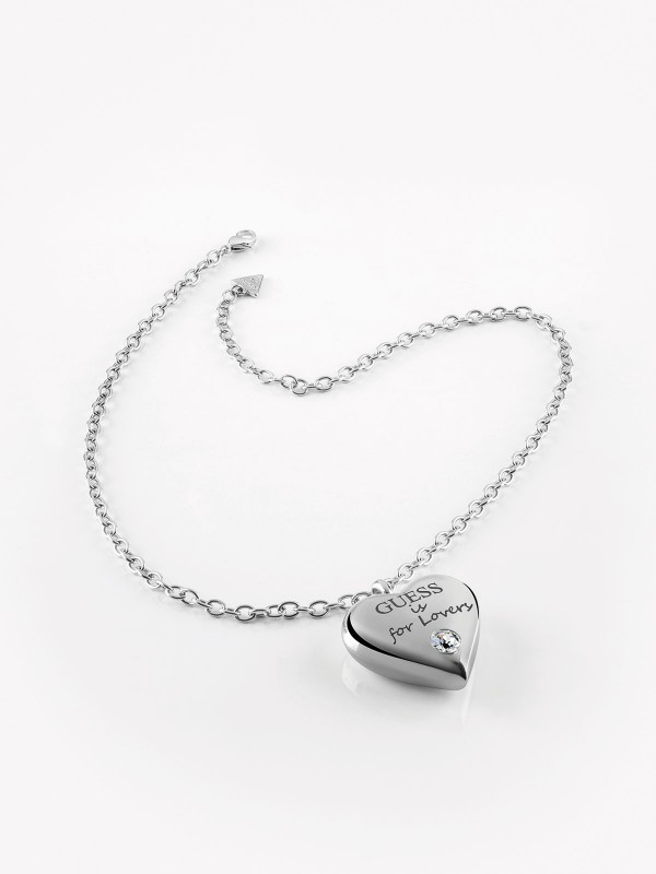 Atraktivna ogrlica od nerđajućeg čelika boje srebra sa priveskom srce i ugraviranom porukom Guess Is For Lovers je dostupna na našem sajtu. Poručite.