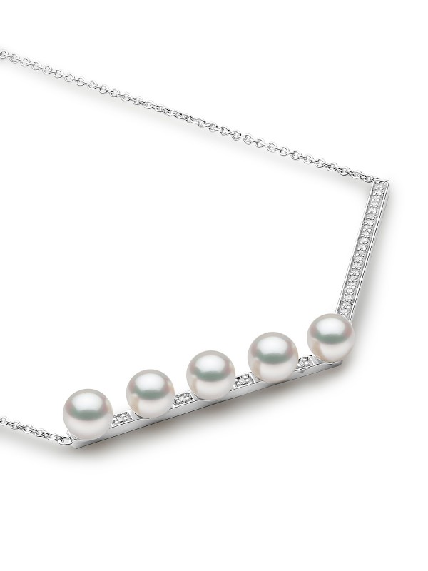Yoko London ogrlicu sa slatkovodnim biserima i dijamantima (0,106ct) u belom zlatu od 18ct, poručite putem S&L Jokić online shop-a na kućnu adresu.