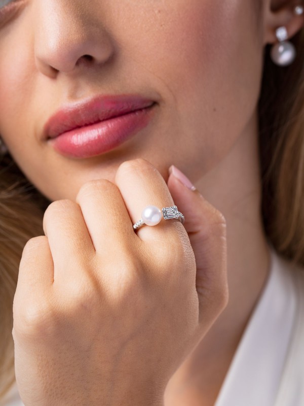 Yoko London prsten sa japanskim Akoya biserima biserima i dijamantima (0,29ct) u belom zlatu od 18ct, poručite putem S&L Jokić online shop-a.