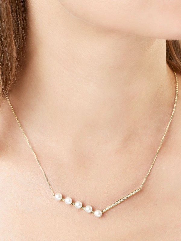 Yoko London ogrlicu sa slatkovodnim biserima i dijamantima (0,106ct) u žutom zlatu od 18ct, poručite putem S&L Jokić online shop-a na kućnu adresu.