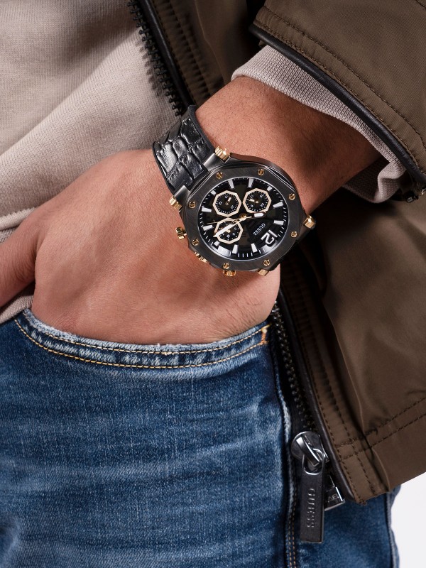 Guess Edge muški ručni sat - model sa crnim brojčanikom i crnim kožnim kaišem sa kroko printom, brzo i lako poručite putem S&L Jokić online shop-a.