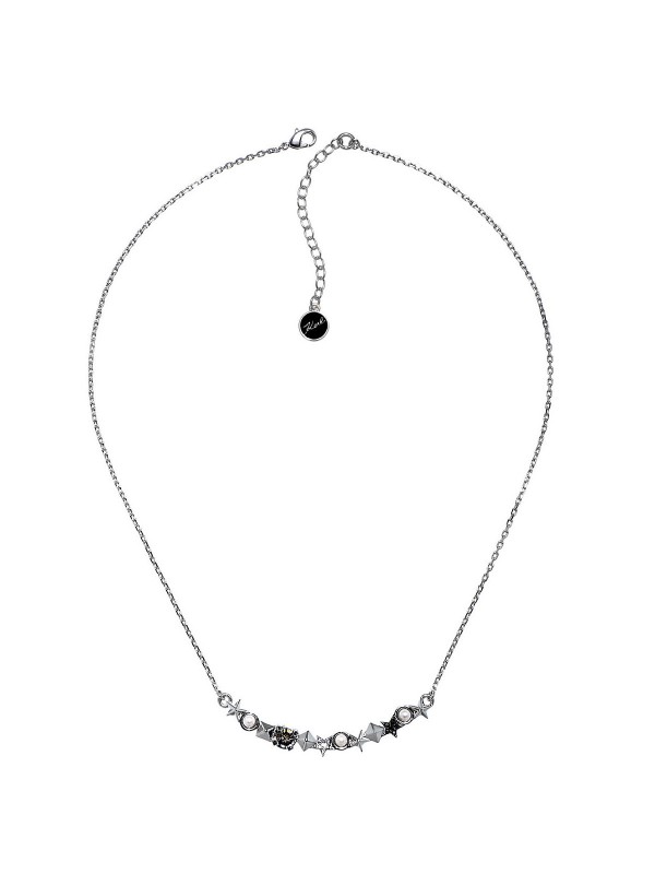 Ogrlica platinirana rodijumom sa zaobljenom linijom na kojoj su nanizani: 
 zvezda sa   Swarovski® kristalima, beli biser, zvezda u crnoj boji.
· podesiva dužina: 406 - 457mm