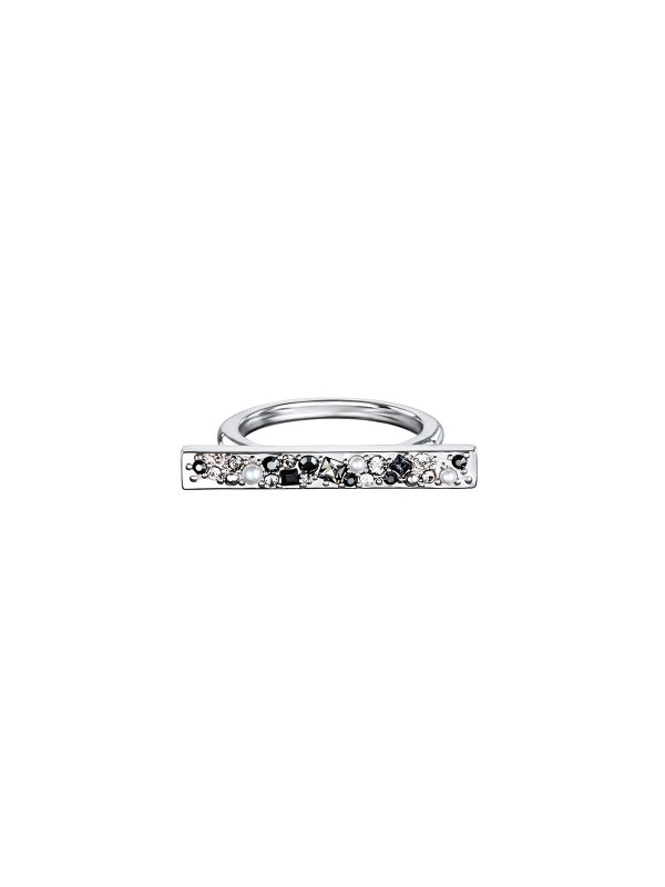Prsten platiniran rodijumom sa detaljima: perla u beloj boji i Swarovski® kristali u beloj boji, crnoj, grafitnoj i svetlo sivoj. 
Veličina: 55
