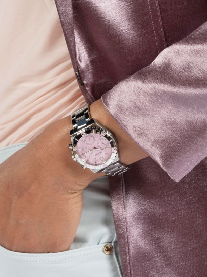 Elegantan Guess ženski sat "Phoebe" GW0696L1, srebrni multi-function sa roze brojčanikom, vodootporan do 30m. Idealno za svaki stil!