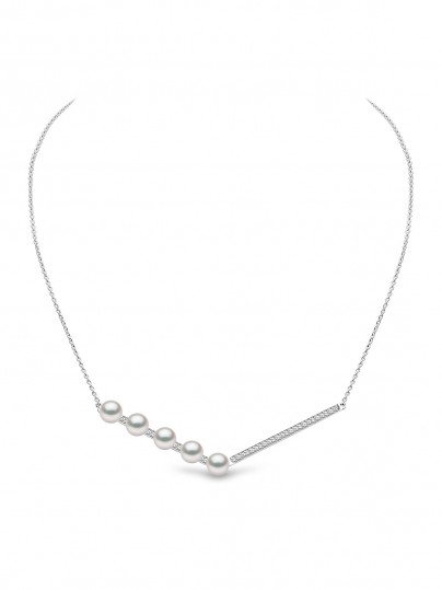 Yoko London ogrlicu sa slatkovodnim biserima i dijamantima (0,106ct) u belom zlatu od 18ct, poručite putem S&L Jokić online shop-a na kućnu adresu.